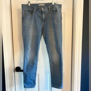 Women’s Levi 311 Shaping Skinny Jeans Light Wash Size 33 / 16